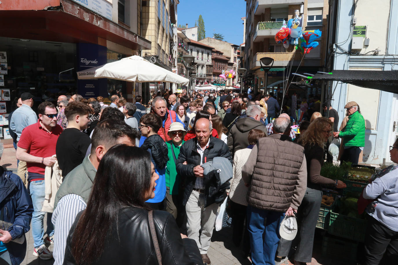 El buen tiempo anima la Primera Flor de Grado