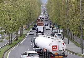 Tránsito de camiones la pasada semana en la avenida de Príncipe de Asturias.