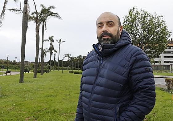 José Luis Nicieza, en la parroquia de Veriña en la zona por donde pasaría el vial de Jove que el ministerio pretende hacer en superficie.