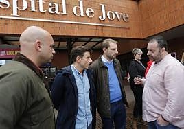 Adrián Pumares y Jesús Martínez Salvador, con los trabajadores del Hospital de Jove.