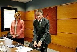 La delegada del Gobierno y el secretario de Estado de Transportes, en una reunión en enero.