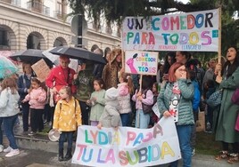 Padres y escolares de Langreo y Mieres protestan por la subida del precio del comedor.