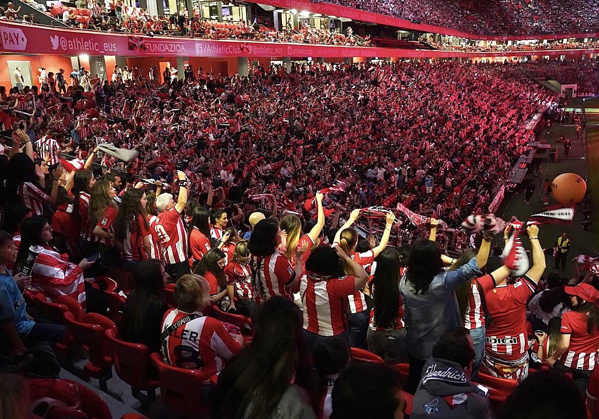 Aficionados del Athletic de Bilbao en el estadio de La Cartuja durante la final de la Copa del Rey.