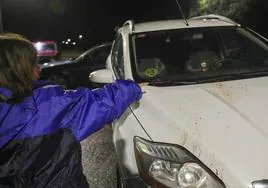 Arancha Lombás señala su coche contra el que el homicida tiró la cabeza.