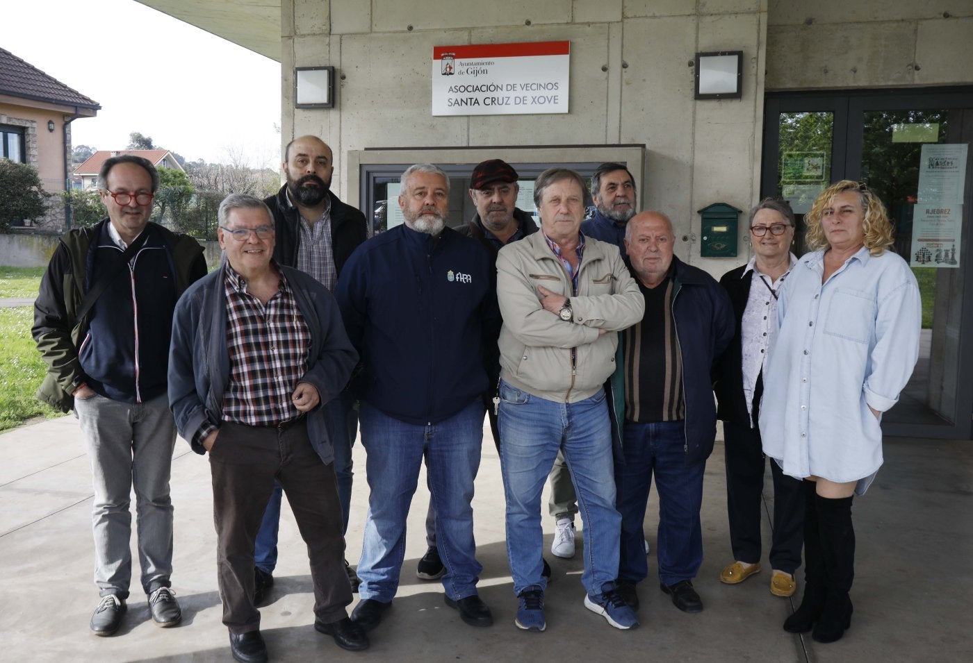 Representantes de las asociaciones de Jove, La Calzada, Veriña y El Lauredal se reunieron para analizar la situación del vial.