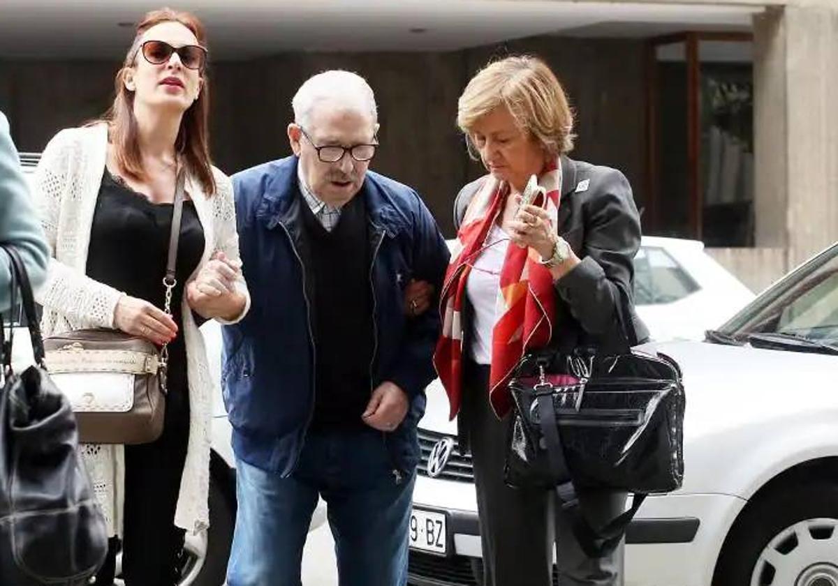 José Ángel Fernández Villa, junto a su mujer y su hija.