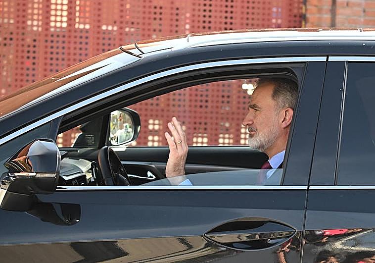 El Rey Felipe acudió a visitar a su madre solo y conduciendo él mismo.