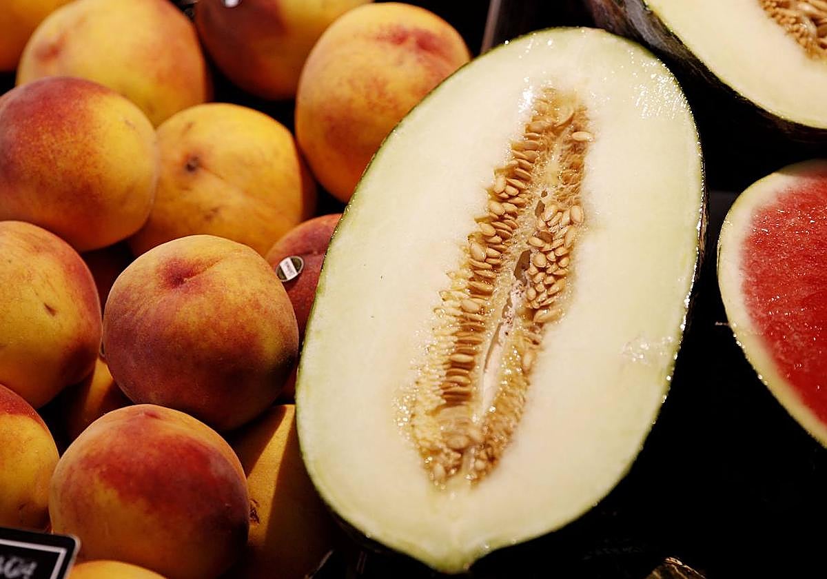 Un melón en una frutería.