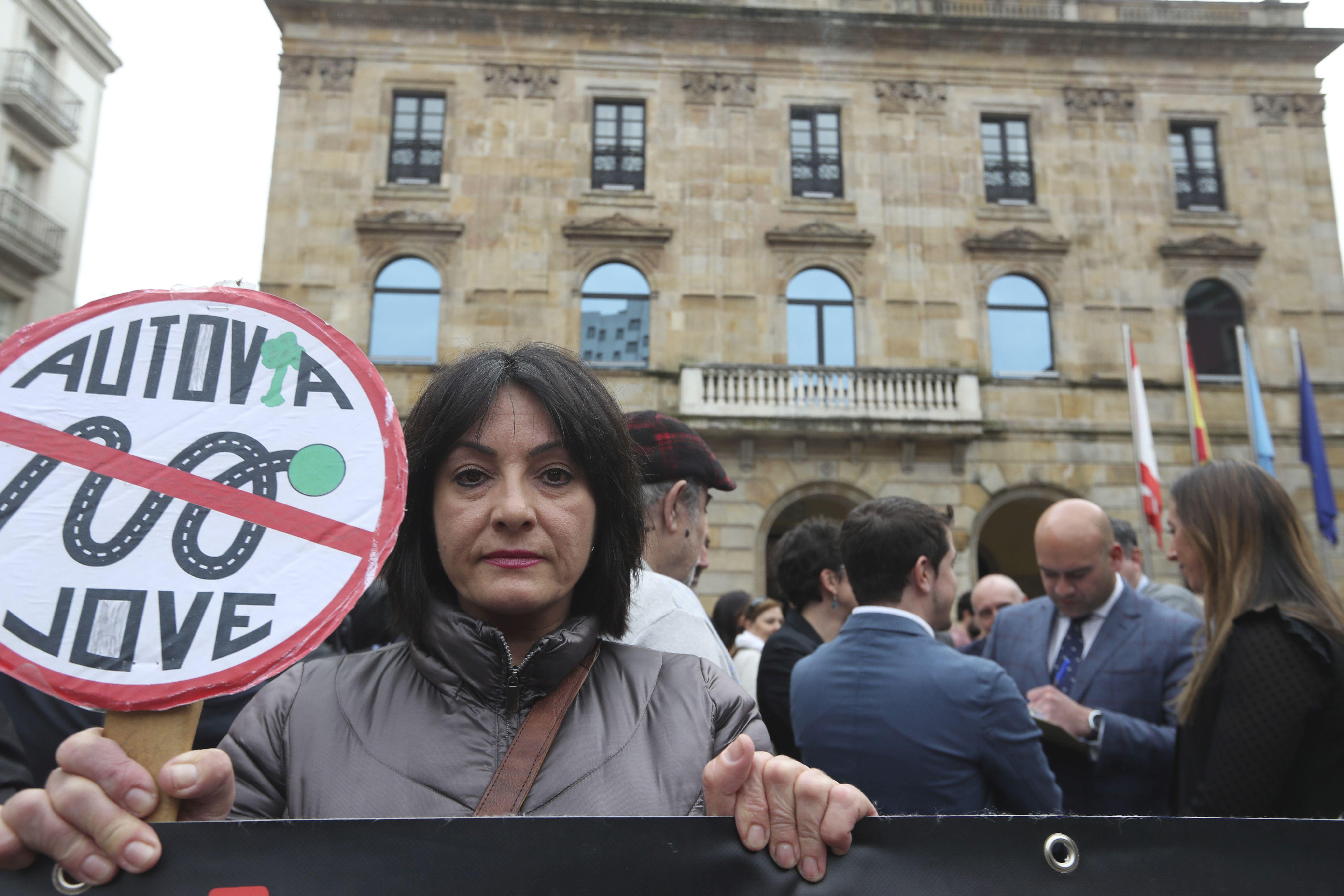 La concentración vecinal frente al Ayuntamiento de Gijón contra el vial de Jove en superficie