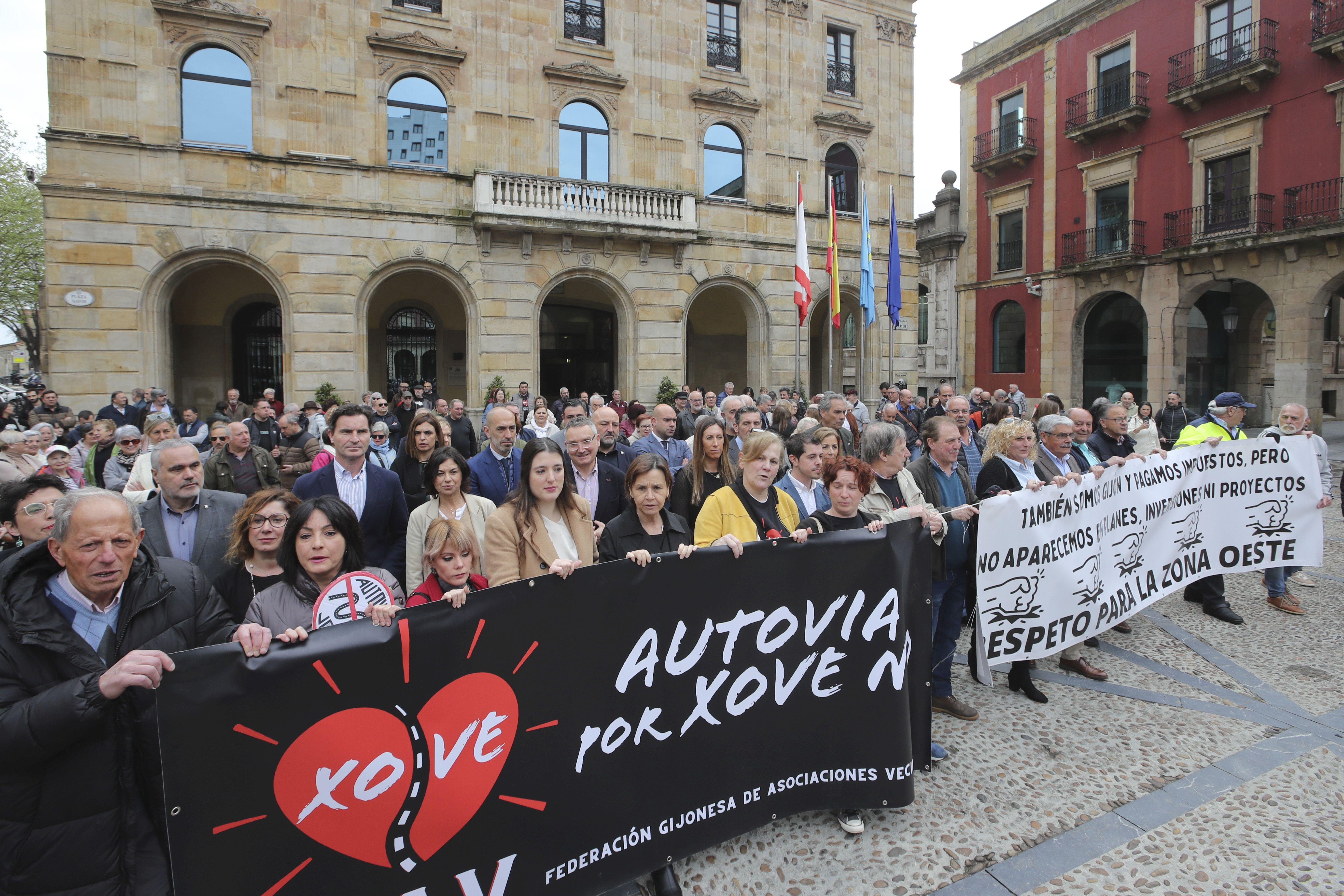 La concentración vecinal frente al Ayuntamiento de Gijón contra el vial de Jove en superficie