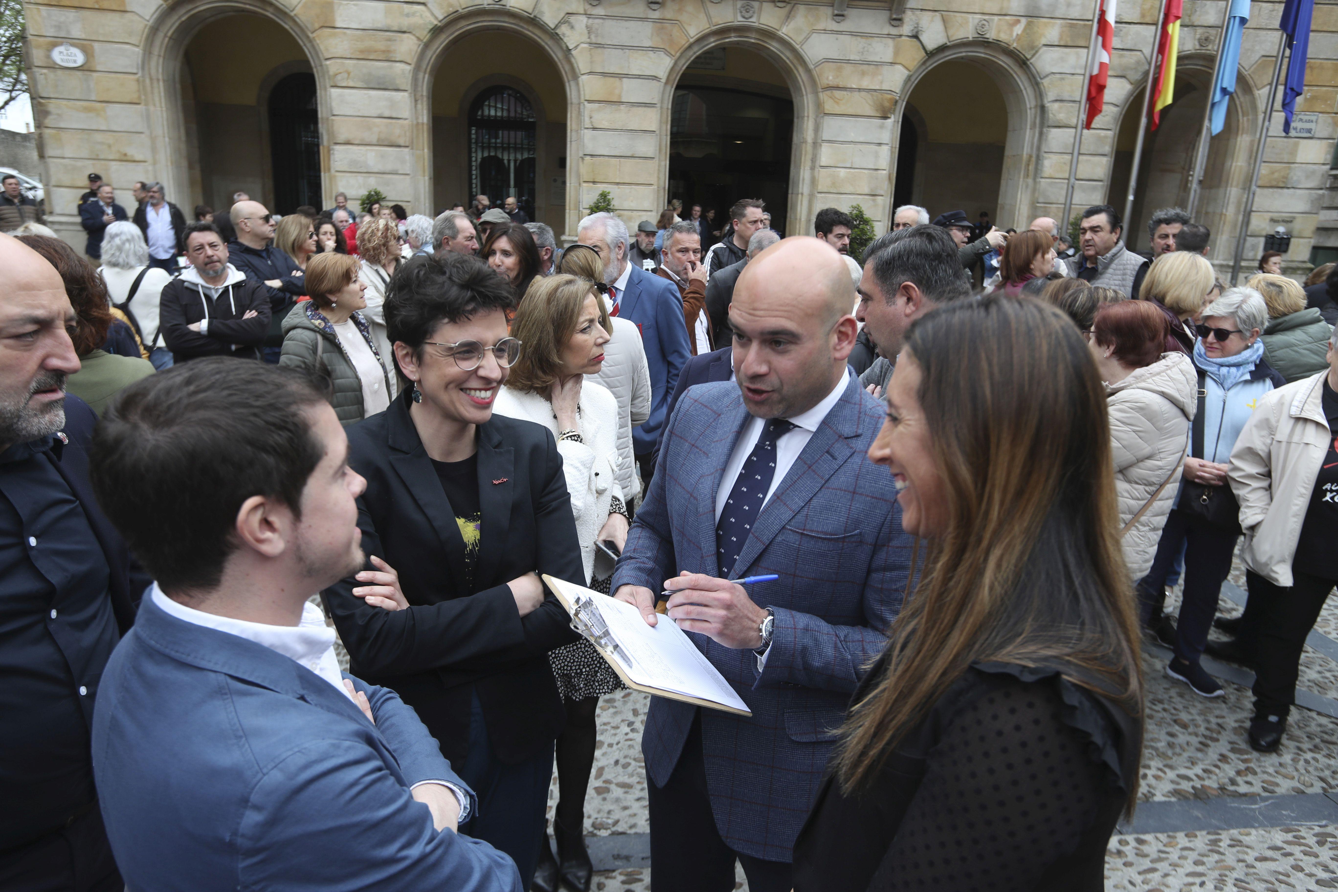 La concentración vecinal frente al Ayuntamiento de Gijón contra el vial de Jove en superficie