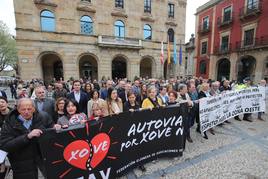 Protesta vecinal frente al Ayuntamiento de Gijón junto a toda la Corporación municipal.