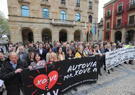 Protesta vecinal frente al Ayuntamiento de Gijón junto a toda la Corporación municipal.