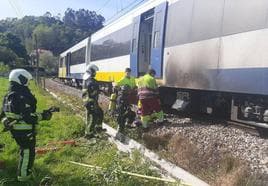 Efectivos de bomberos, durante las labores de extinción del fuego.