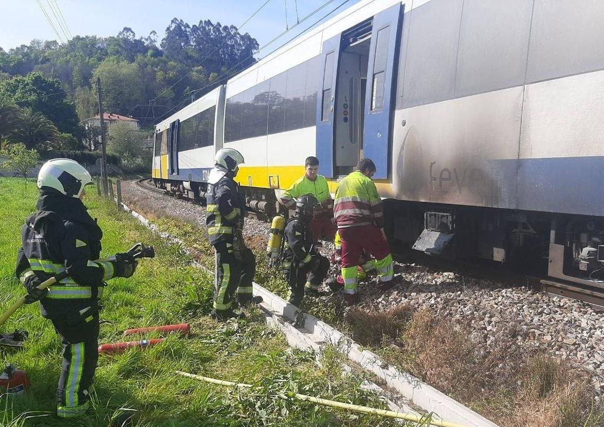 Efectivos de bomberos, durante las labores de extinción del fuego.