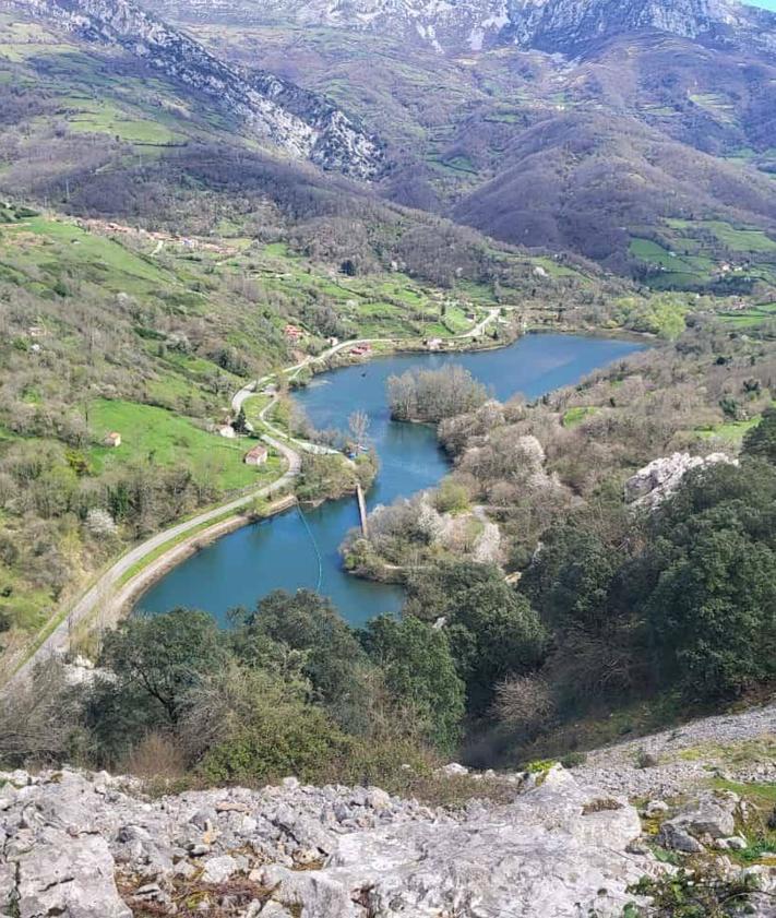 Imagen secundaria 2 - Un circuito, desde Villaorille, «al rodiu y la cumbrera» del pico Mayor