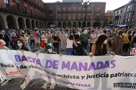 Concentración en la plaza Mayor tras la denuncia de las dos víctimas de la agresión sexual de los portugueses.