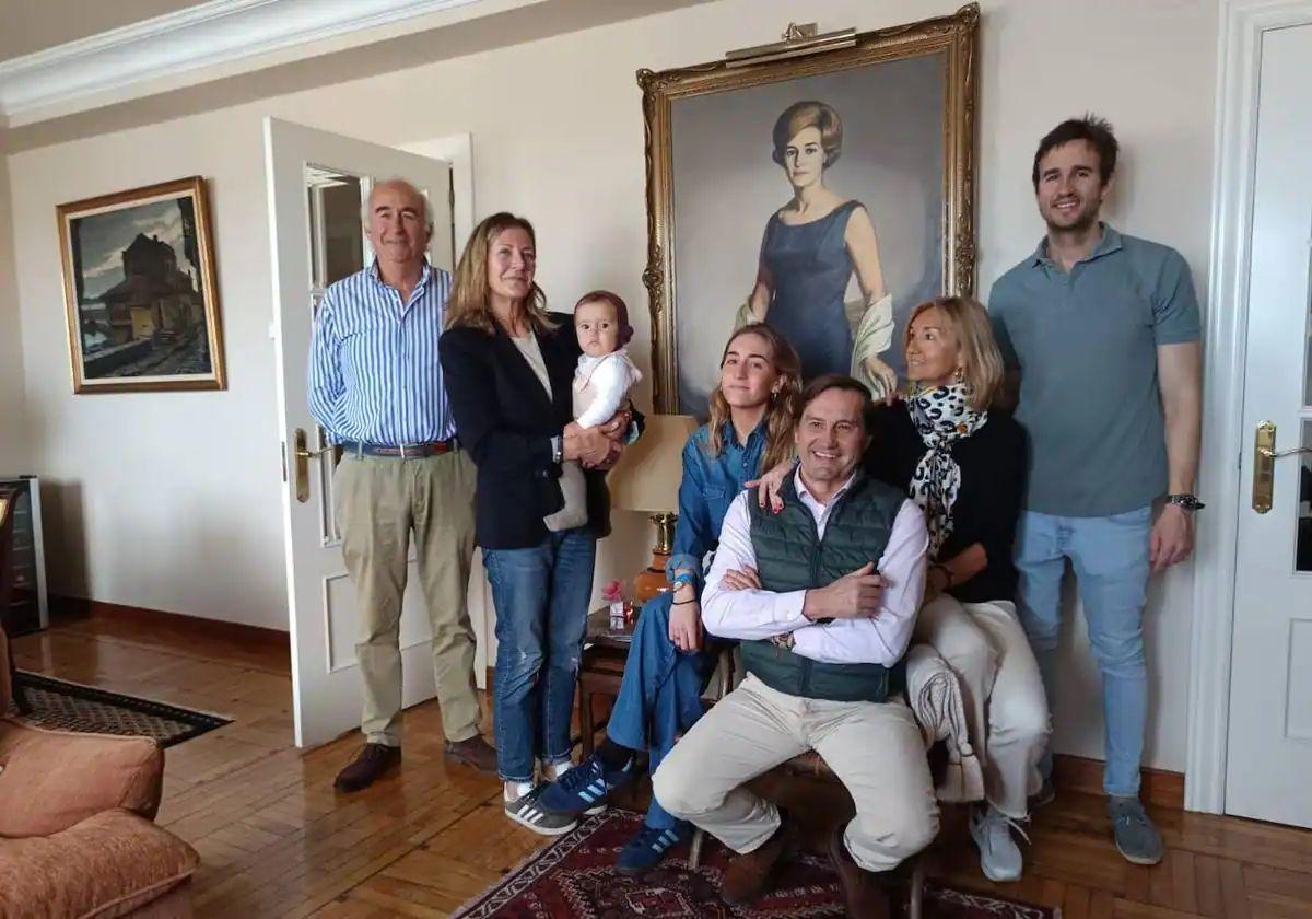 Julio Castro, yerno de Corín; Caco Moreno, nuera y colaboradora, con Micaela, bisnieta de la escritora, en brazos; Alejandra, la menor de sus nietas; sus hijos, Domingo y Begoña, y Julio Castro hijo, el mayor de sus nietos, en la casa familiar en torno al retrato de Corín Tellado obra de Pascual Tejerina.