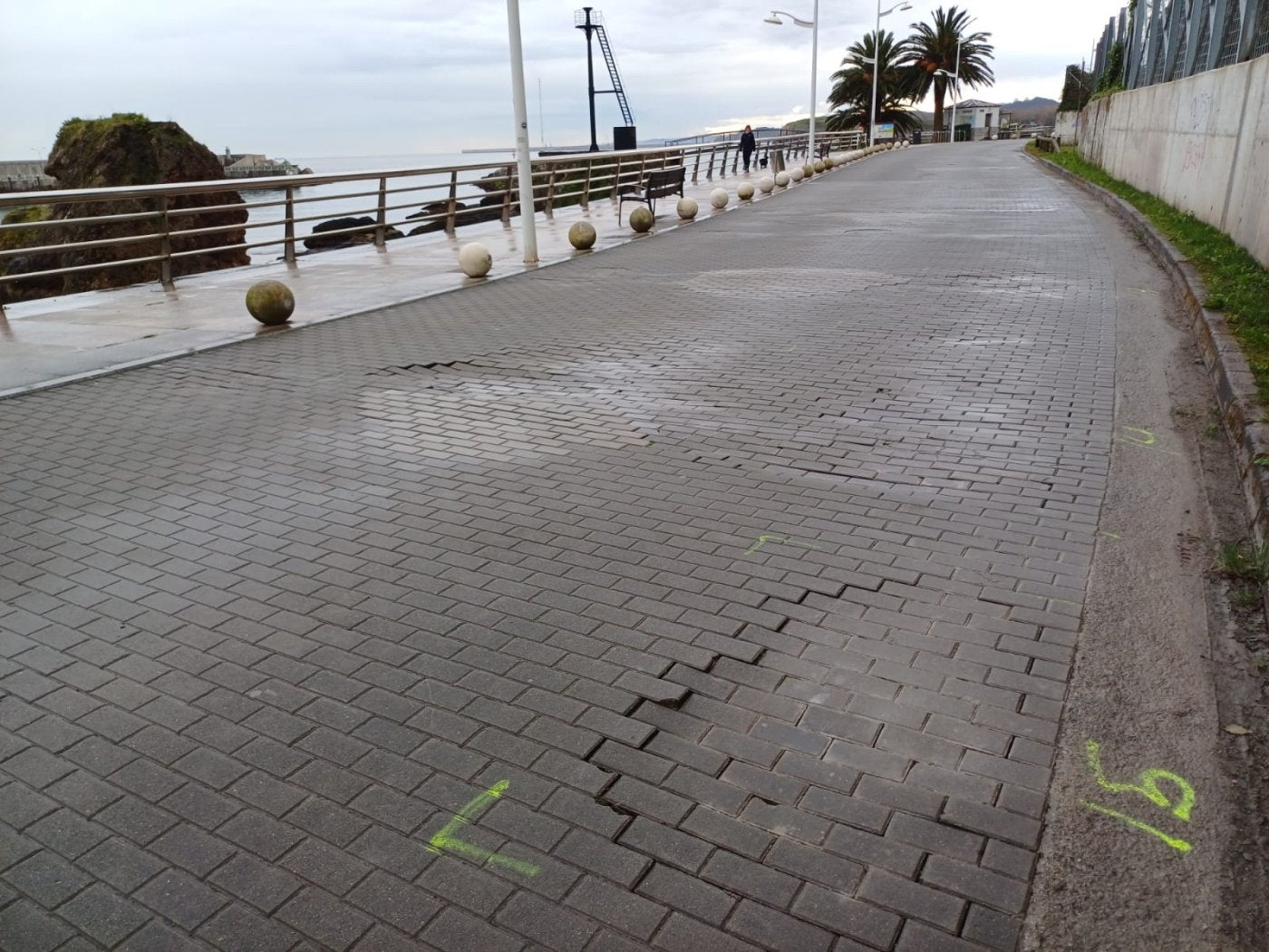 Baches en el paseo marítimo de la villa de Candás.