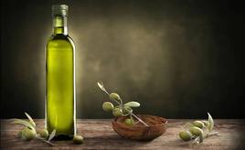 Una botella de aceite de oliva y aceitunas.