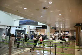 Pasajeros en el Aeropuerto de Asturias.