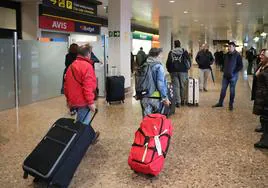 Viajeros en la terminal de llegadas del aeropuerto de Asturias.
