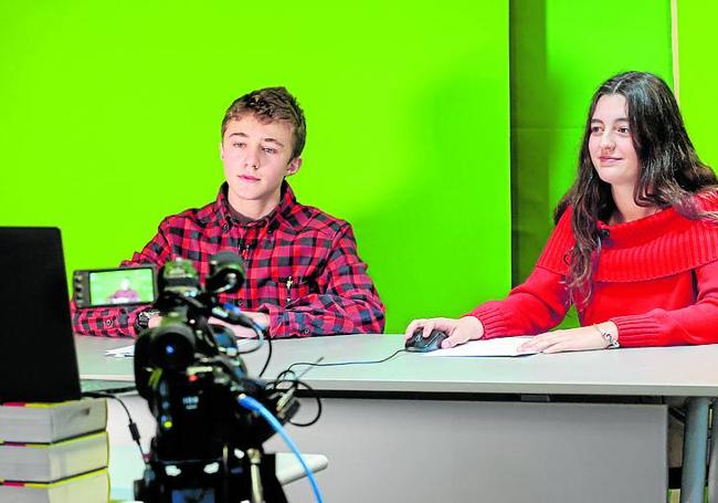 Los presentadores Adrián García y Paula Noriega.