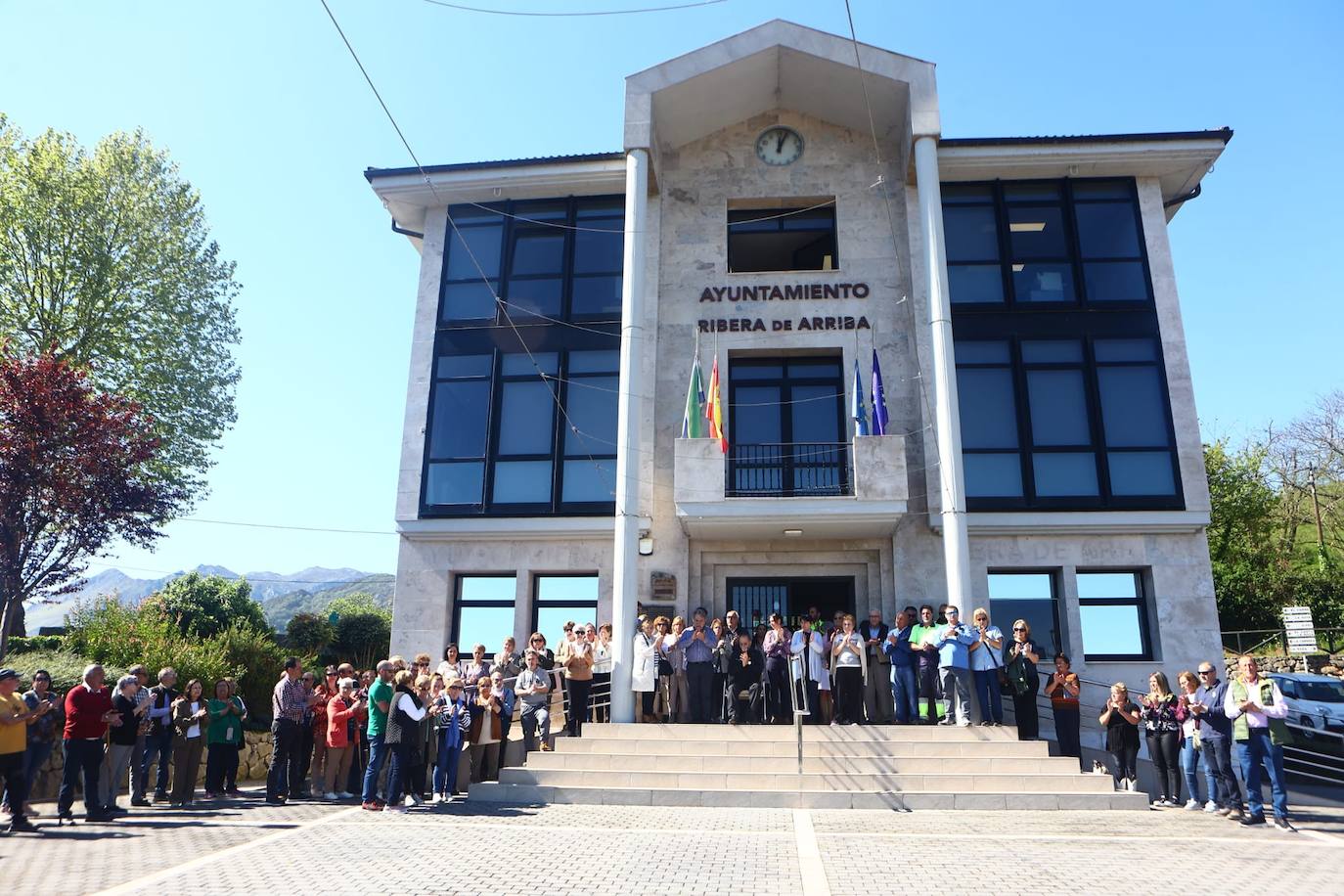 El homenaje tuvo lugar a las puertas del Ayuntamiento de Ribera de Arriba.