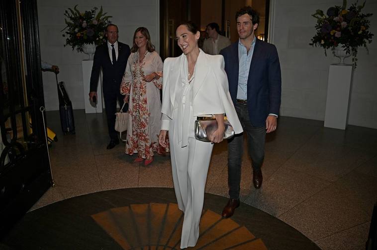 Tamara Falcó e Iñigo Onieva salen del Hotel Ritz tras celebrar su preboda acompañados por Chabeli Iglesias.