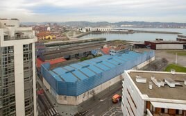 Edificios que albergaron los antiguos astilleros de Naval Gijón y que serán derribados dando lugar a una salida directa al mar desde El Natahoyo.