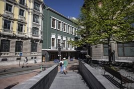 La calle Mendizábal, con el Teatro Filarmónica al fondo, se someterá a obras para su peatonalización.