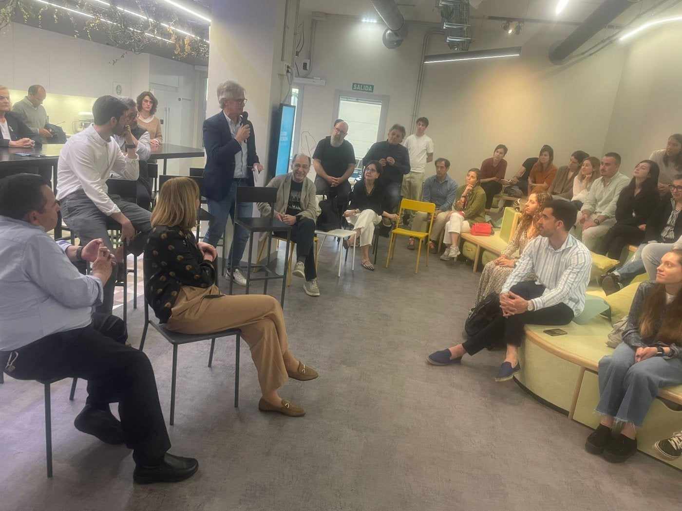 Marcos Niño se dirige a los participantes en el programa G30 denominado Jóvenes prototipando Asturias.