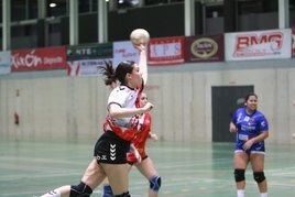 Un jugada del choque entre el Balonmano Gijón y el Carballal.