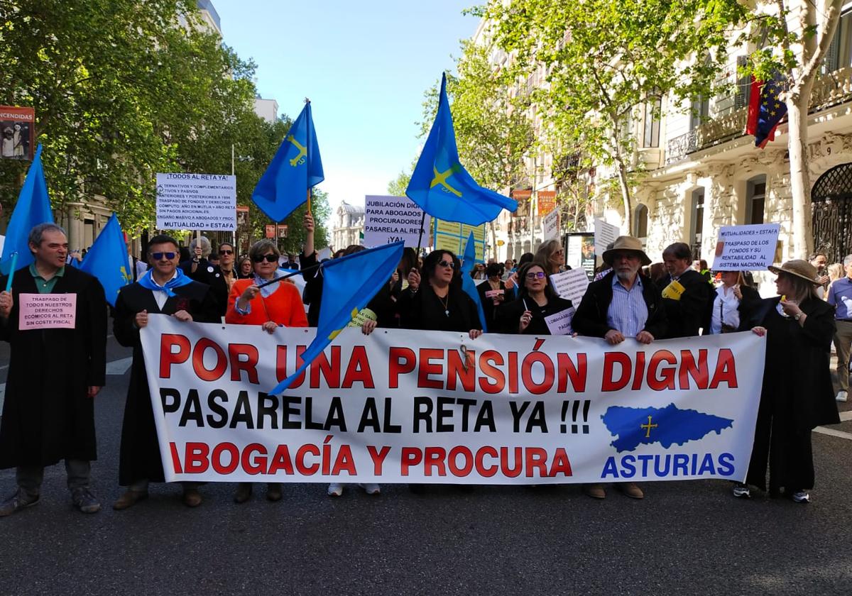 Abogados y procuradores asturianos participaron en la manifestación de este sábado en Madrid.