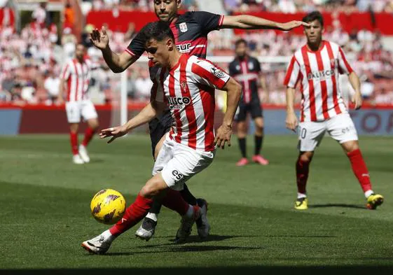 Una jugada durante el partido entre el Sporting de Gijón y el Cartagena en El Molinón.