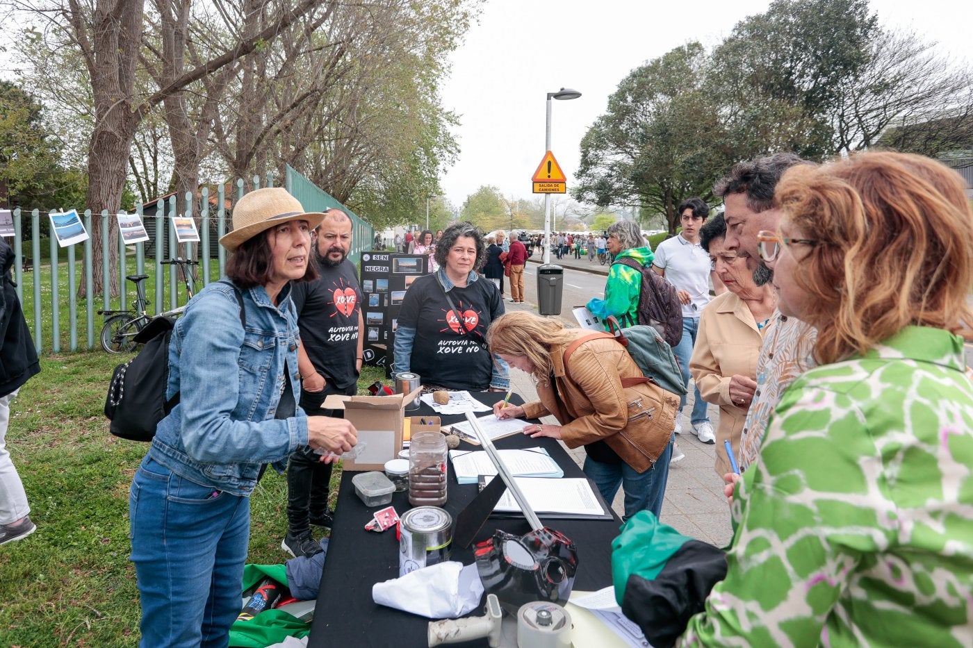 Recogida de firmas en la mesa instalada a la entrada del rastro.