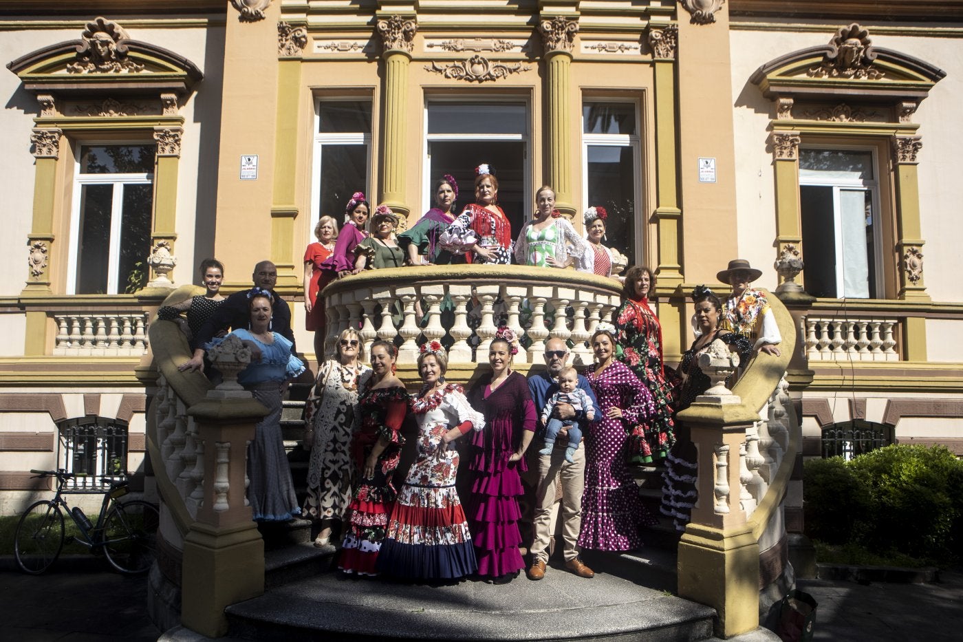 La concejala Charo Suárez con el grupo de sevillanas.