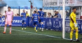 Ariel Herrero celebra el gol que anotó con sus compañeros Mino y Samu Pérez.