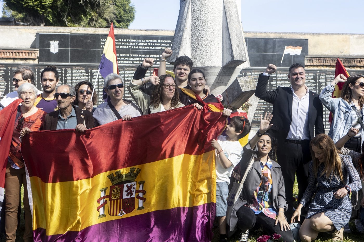 Los asistentes cantaron el himno de La Internacional.