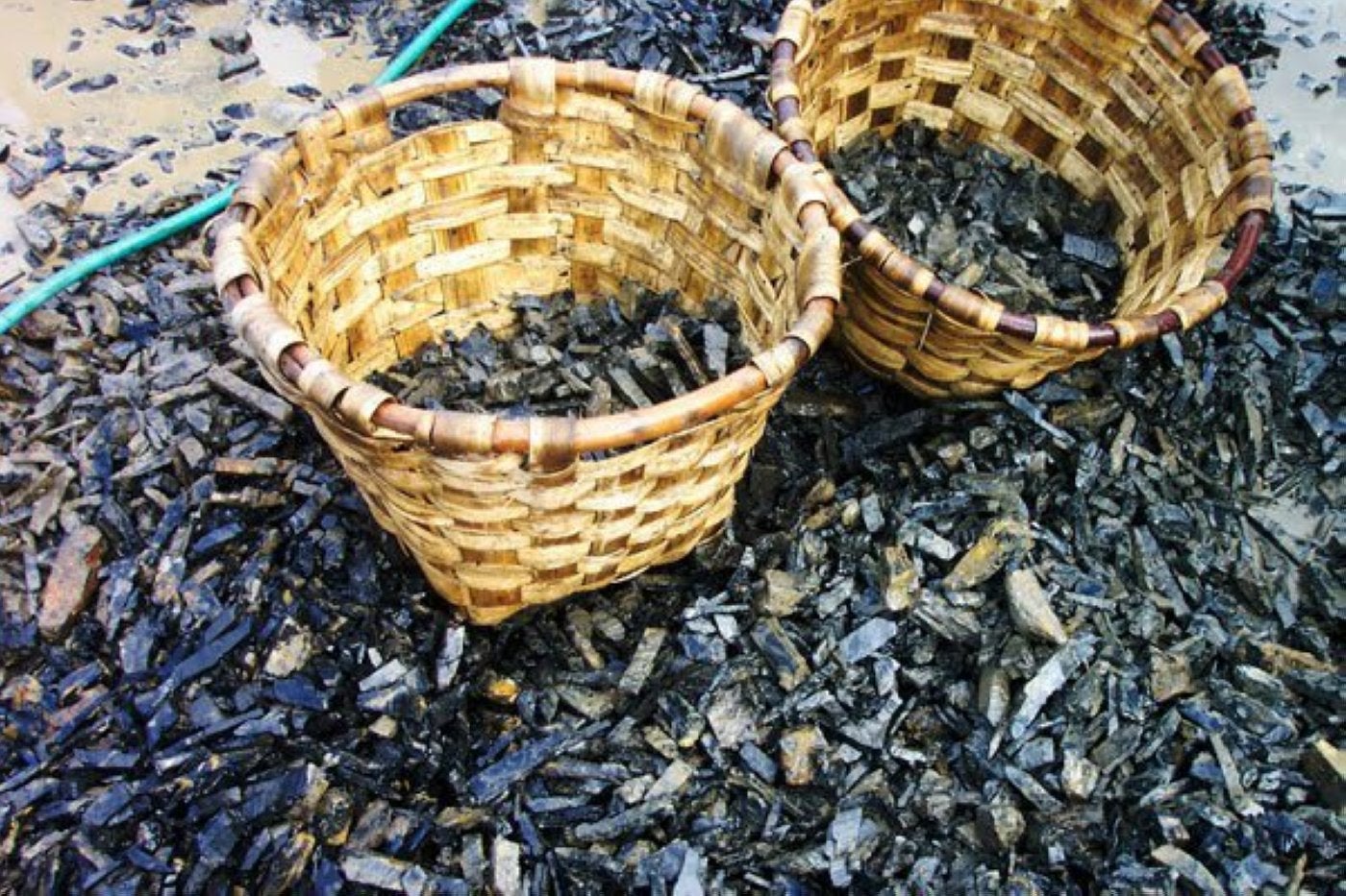 Piezas de azabache, listas para ser talladas.