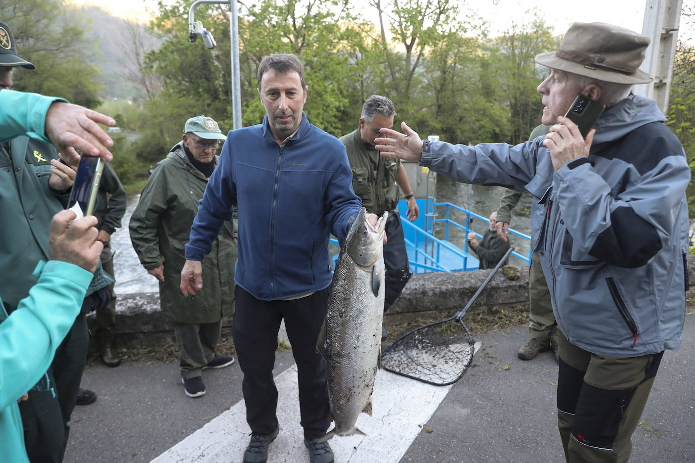 El campanu de Asturias sale en el río Narcea