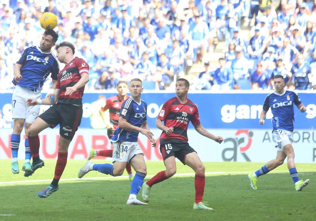 Una acción durante el partido que se disputa en el Carlos Tartiere entre el Real Oviedo y el Mirandés.