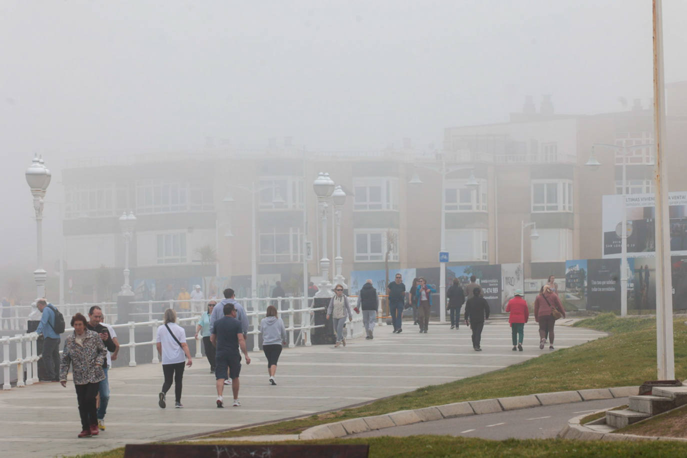 Gijón pasa de un día de sol y playa a una mañana siguiente de niebla