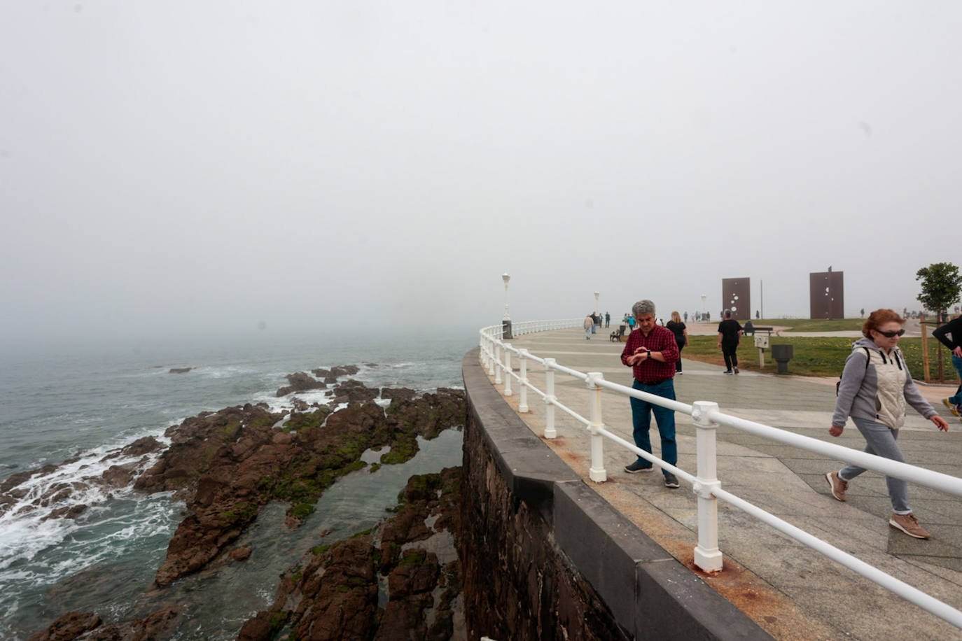 Gijón pasa de un día de sol y playa a una mañana siguiente de niebla