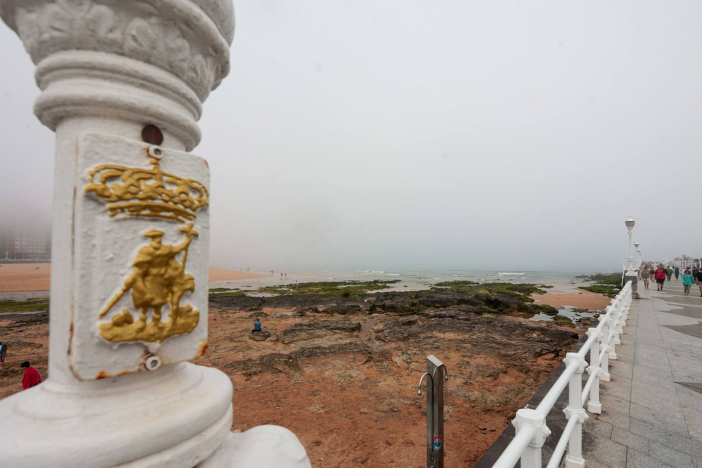 Gijón pasa de un día de sol y playa a una mañana siguiente de niebla