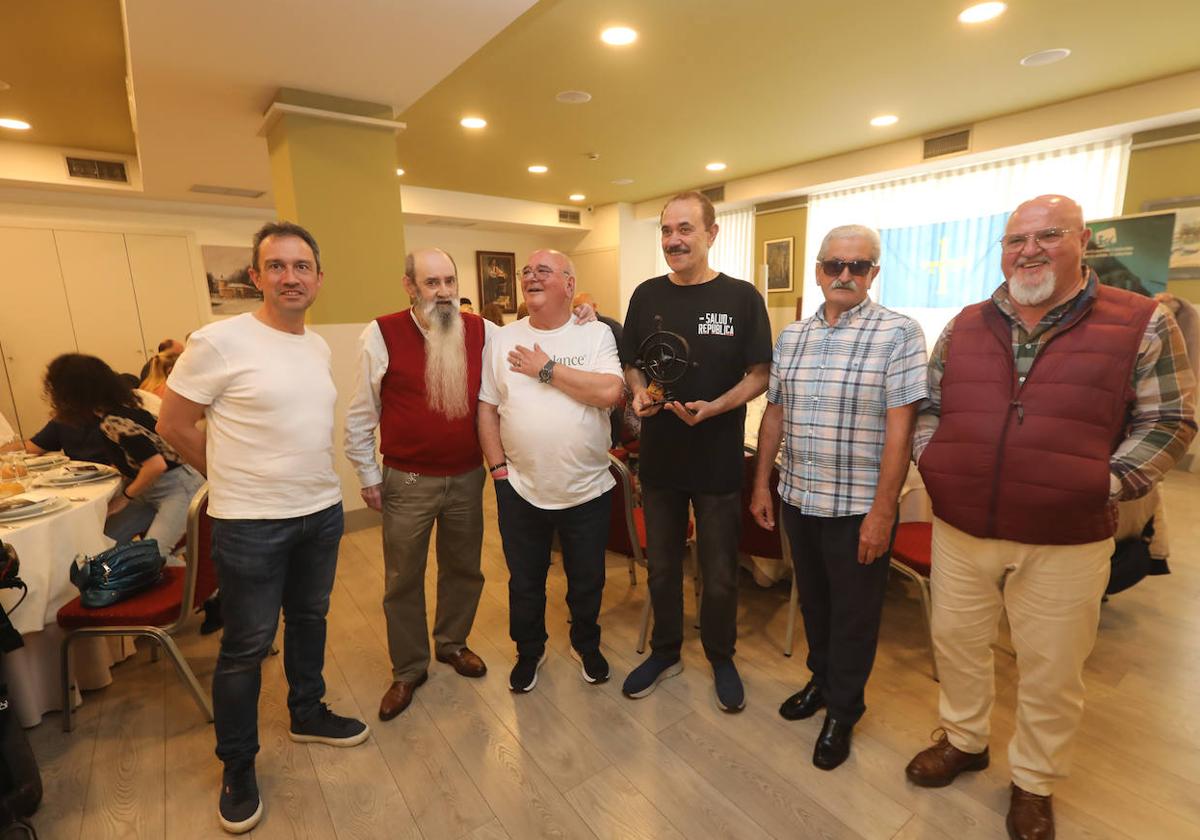 Tino González, Avelino Fernández, Anselmo Alonso y Chus Rodríguez recibieron el premio de manos de Izquierda Unida de Avilés.