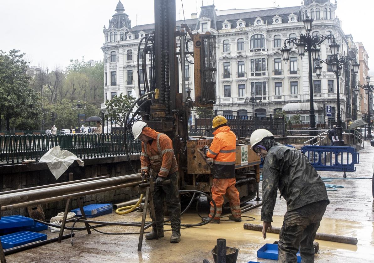 Tres operarios durante la primera jornada de los estudios geotécnicos en la plaza de la Escandalera.