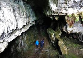 Acceso a la cueva del Pindal, en Ribadedeva.