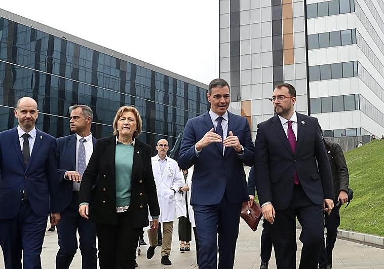 Pedro Sánchez y Adrián Barbón en las instalaciones del HUCA.