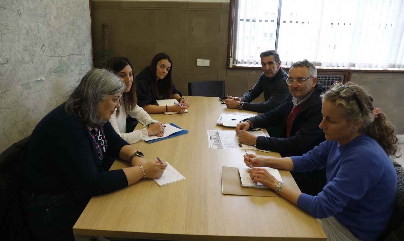 Los ediles Jorge Pañeda y Gilberto Villoria, con la presidenta de la Ampa del Colegio Rey Pelayo, la directora y la jefa de estudios del centro.